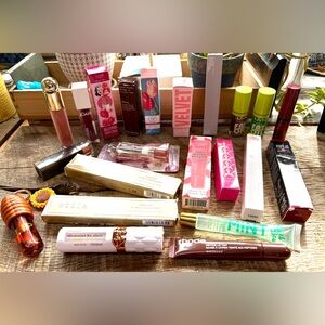 Reseller’s Lip Gloss & Balm Bundle, 22 pieces